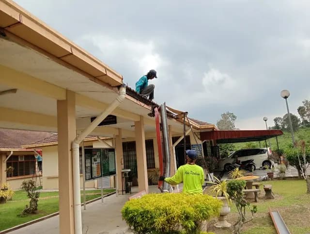Roof-drainage work area at SMK Seri Kenangan.