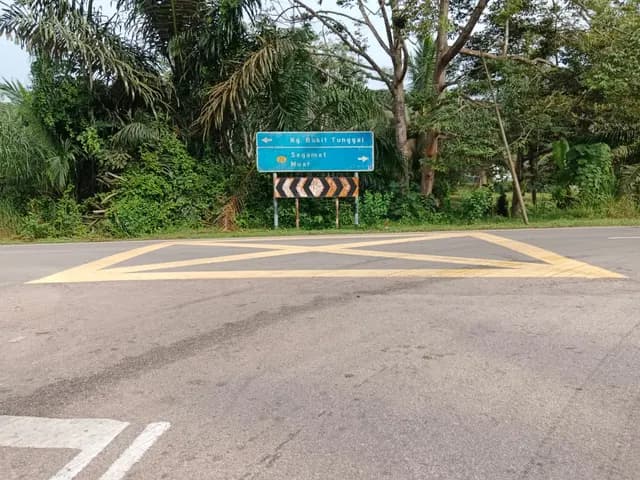 Direction sign and delineators at the junction.
