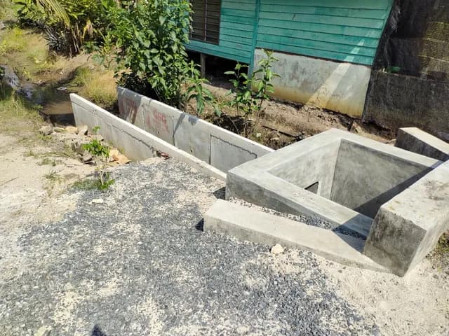 Wing-wall and sump arrangement.
