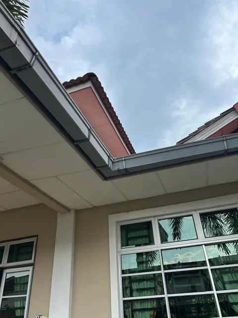 Eaves and roof-drainage corner.