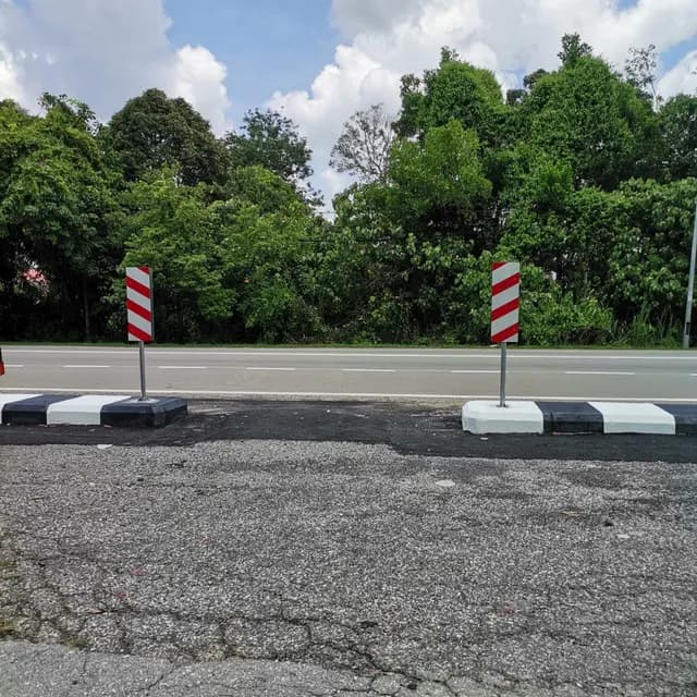 Road-furniture markers on the divider.